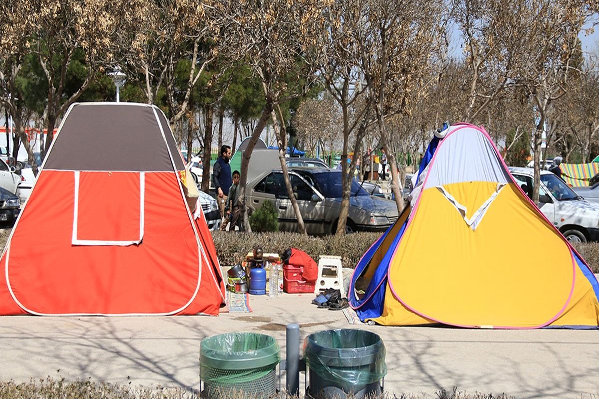 آتش‌نشانان ۷۰ وسیله گرمایشی را از چادر مسافران در باغ فدک خارج کردند