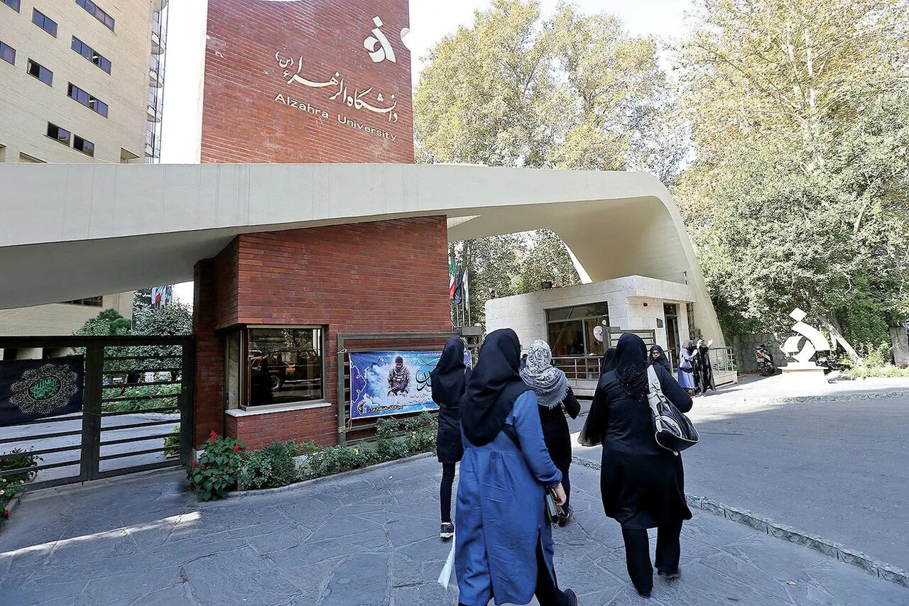 اعتراض دانشجویان دانشگاه الزهرا به تشدید سخت‌گیری‌ها در ورود و خروج به خوابگاه‌ها و محدودیت‌های پوششی