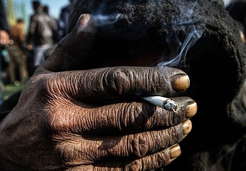 ویدئویی تکاندهنده از پاتوق معتادان متجاهر در تهران/ هر گرم شیشه فقط ۲۰۰ هزار تومان/ دوا دیگر همه جا نیست، سورچه مصرف میکنیم