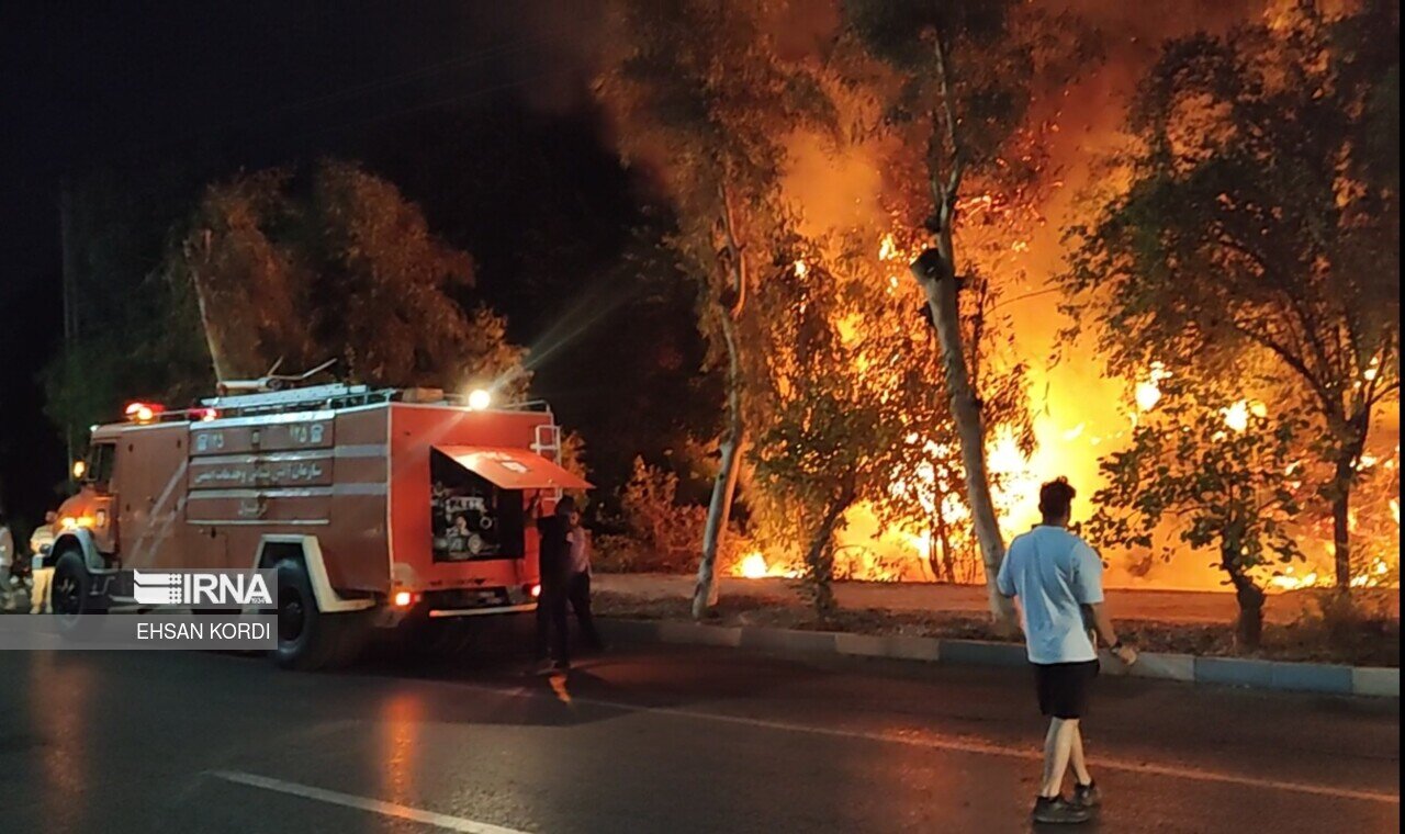 آتش‌سوزی گسترده در بابل/ آتش بعد از ۱۰ ساعت هنوز شعله می‌کشد