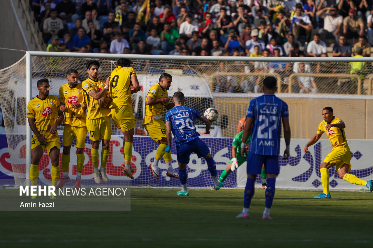 برخی بازیکنان برای خودشان بازی می‌کنند/ سه آبی‌پوش بروند بهتر است!