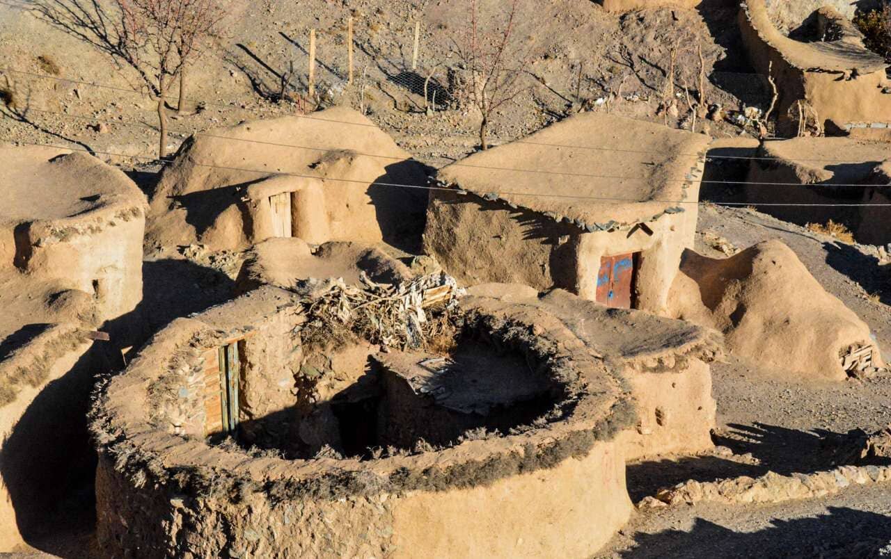 روستای عجیب خراسان جنوبی که اهالی آن قد کوتاهی دارند/ عکس