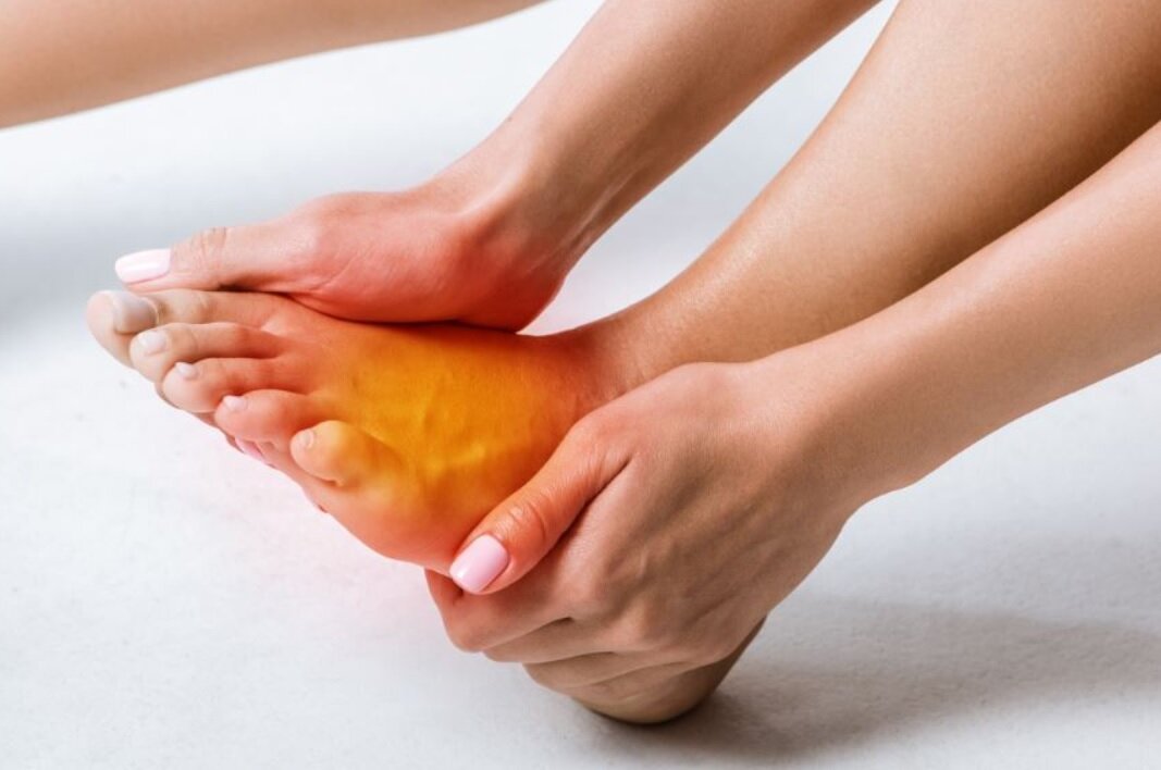 علت داغ شدن کف پا در شب