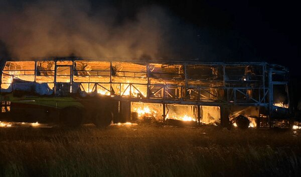 مسافران اتوبوسی در هند قربانی آتش شدند؛ حداقل ۲۰ نفر جان باختند؛ بلایی که یک موتورسیکلت سر این اتوبوس آورد/ عکس