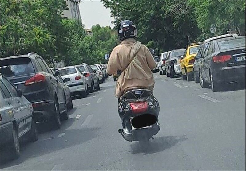 موتور سواری یک زن چادری/ عکس