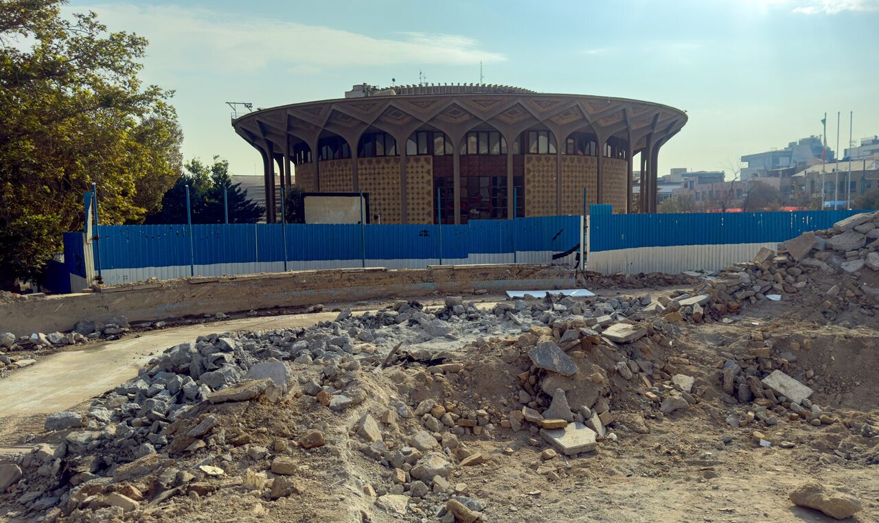 از دلخوشی ساده مردم تا نخالههای باقیمانده؛ چه بر سر حوض تئاترشهر آمد؟/ روایتهای متناقض شهرداری، میراث و ارشاد