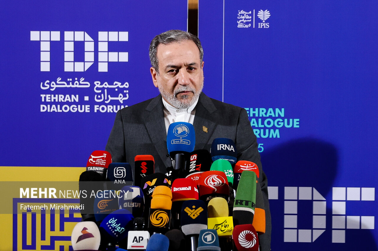 عراقچی: جامعه بین‌الملل باید در مقابل آمریکا ایستادگی کند