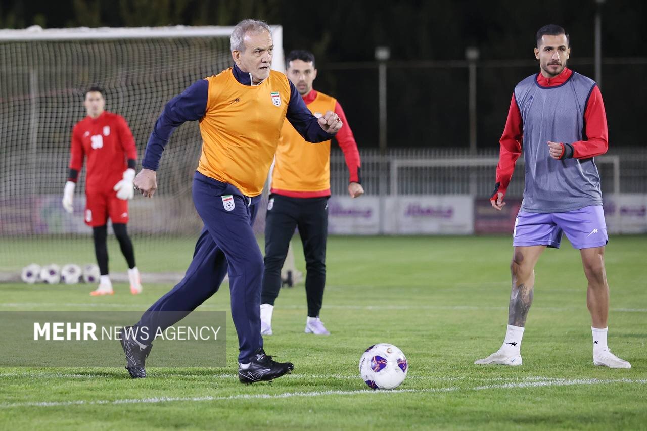 پا به توپ شدن رئیس جمهور در تمرین تیم ملی فوتبال+ تصاویر