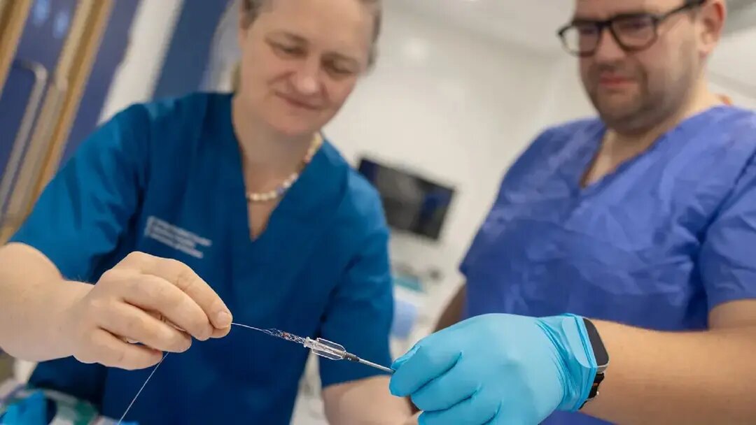 پزشکان نخستین جراحی روباتیک سکته را از راه دور انجام دادند