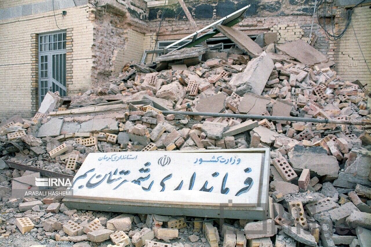 زلزله بم، دو دهه بعد: ۳۰درصد جمعیت ایران در بناهای ناایمن زندگی می‌کنند/ هشدار استاد زلزله‌شناسی: انبوه‌سازی ارزان ریسک تازه شهرهای ایران