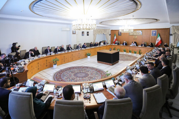 سیاستِ تعویق؛ روایتی از حکمرانی در حالت تعلیق و تصمیم‌گریزی