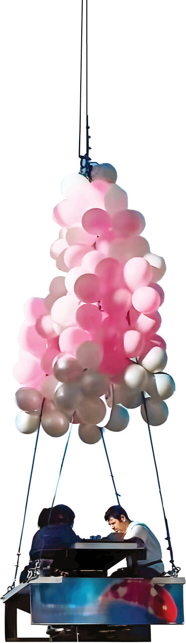 نمایی از یک تفریح لاکچری در  پایتخت/ ۳میلیون تومان پول یک فنجان قهوه روی میزی که در هوا معلق است