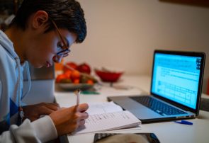 نسلِ کم‌مدرسه‌رفته؛ روایتی از بحران پنهان آموزش و پرورش در ایران/ وقتی تعطیلی عادی شد، آموزش چه چیزی را از دست داد؟