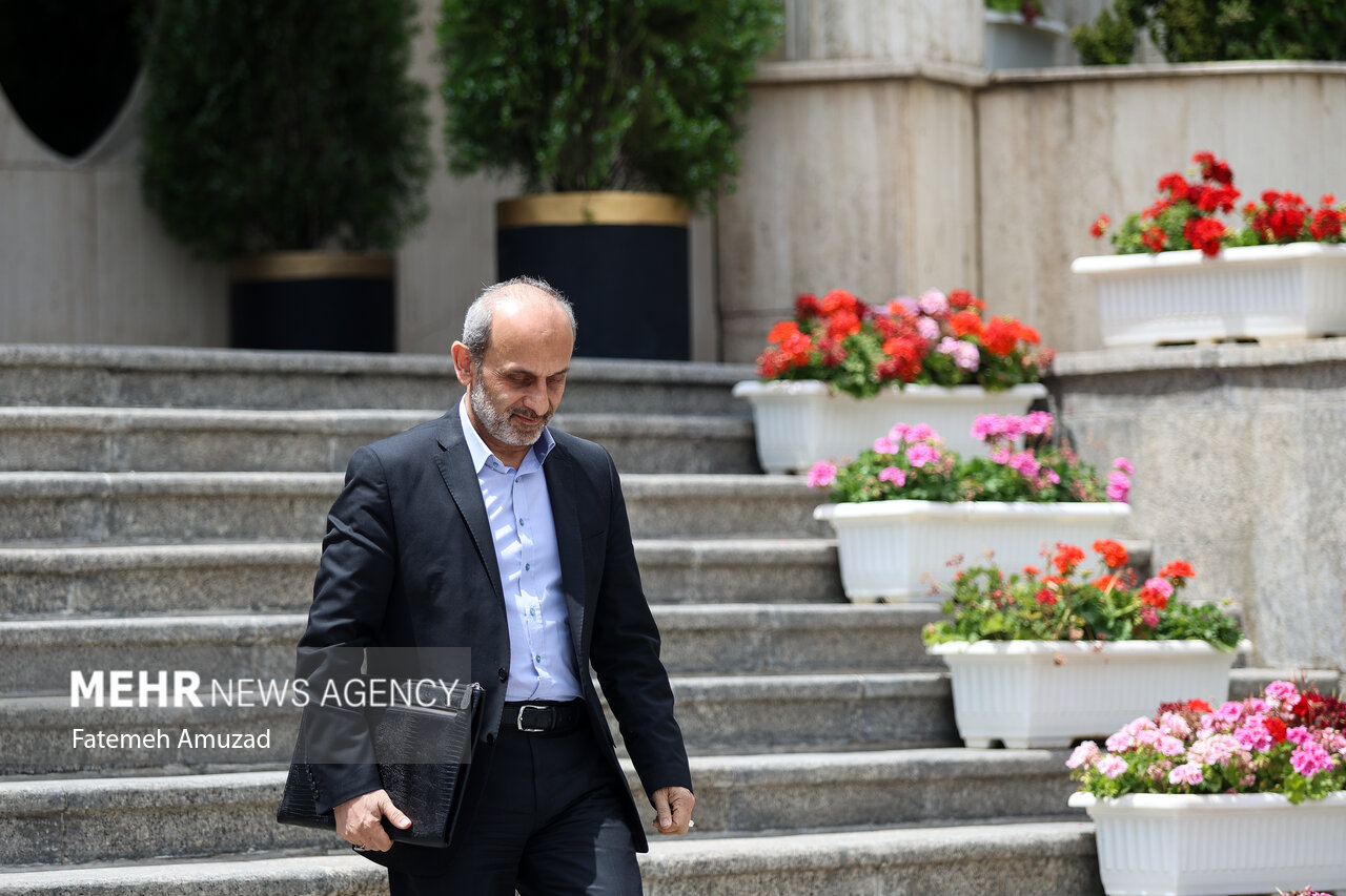 هرچه زمان بگذرد خرید تجهیزات خارجی ساختمان شیشهای گرانتر میشود+فیلم