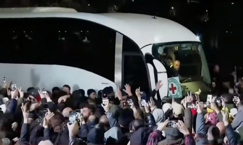 آماده شدن صلیب سرخ برای تحویل گرفتن اسیران فلسطینی