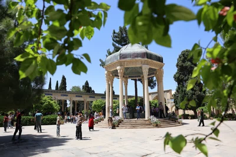 آموزش میانه زیستن در اشعار حافظ / رازِ وفاقِ عام بر حافظ