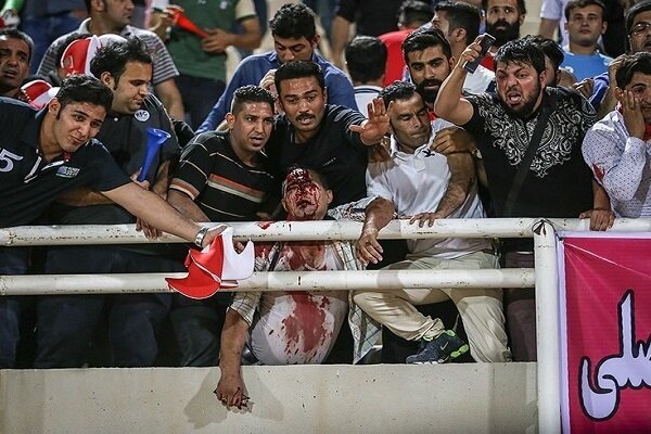 اتفاق جدید در باشگاه فرهنگی – ورزشی پرسپولیس؛ هوادار زیر مشت و لگد!