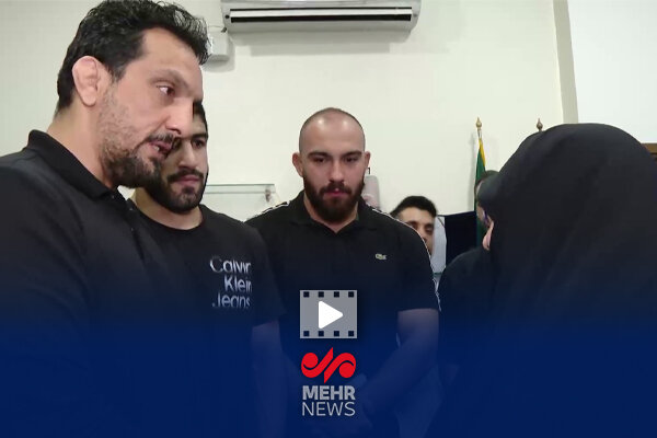 ادای احترام قهرمانان کشتی به مادر شهید زین الدین