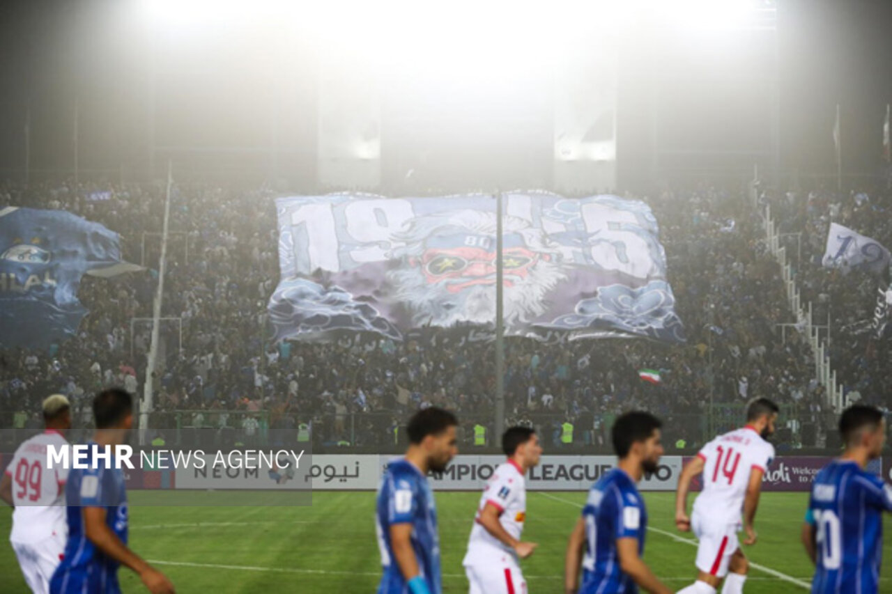 اعتراض بازیکنان به چمن تختی و استقبال سر هواداران از استقلالی ها