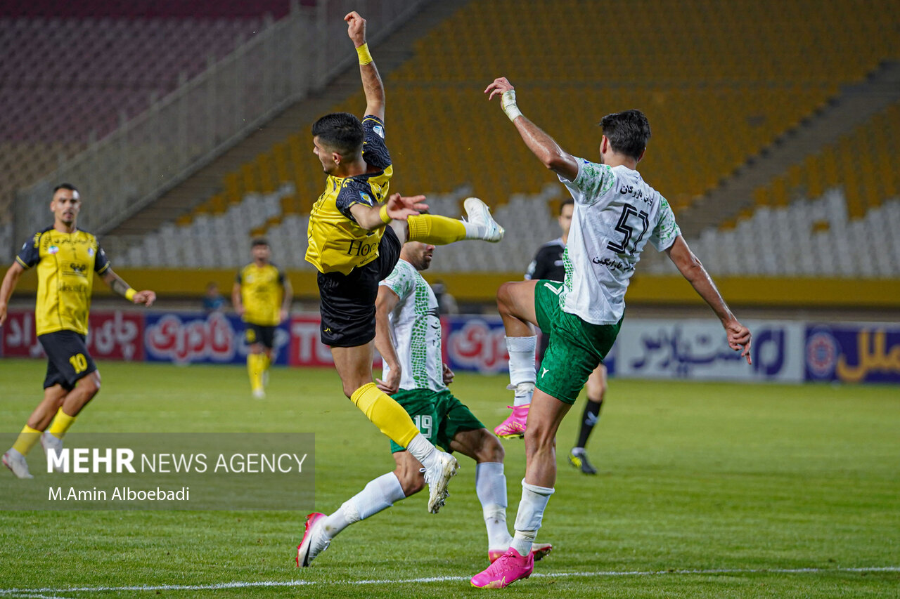 انتقاد از کیفیت پایین لیگ برتر فوتبال؛ ناچاریم از قلعهنویی حمایت کنیم