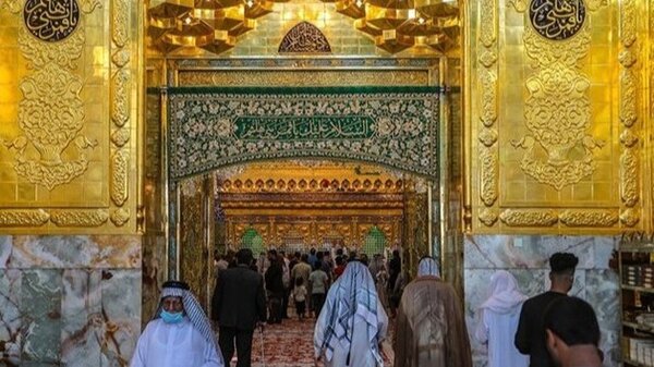ببینید| در طلایی جدید به سوی ضریح حرم حضرت عباس (ع) نصب شد