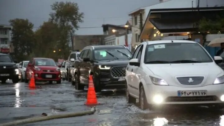 بحران باران در بندر انزلی/ ۱۰۰ واحد مسکونی در آب گرفتگی