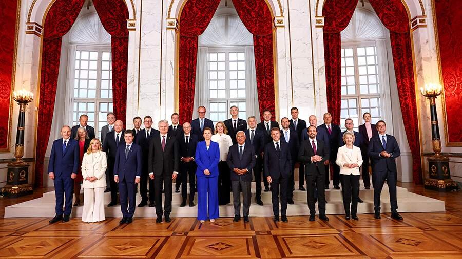 بلومبرگ: در نشست دیروز رهبران اتحادیه اروپا، مرتس به اوربان حمله کرد