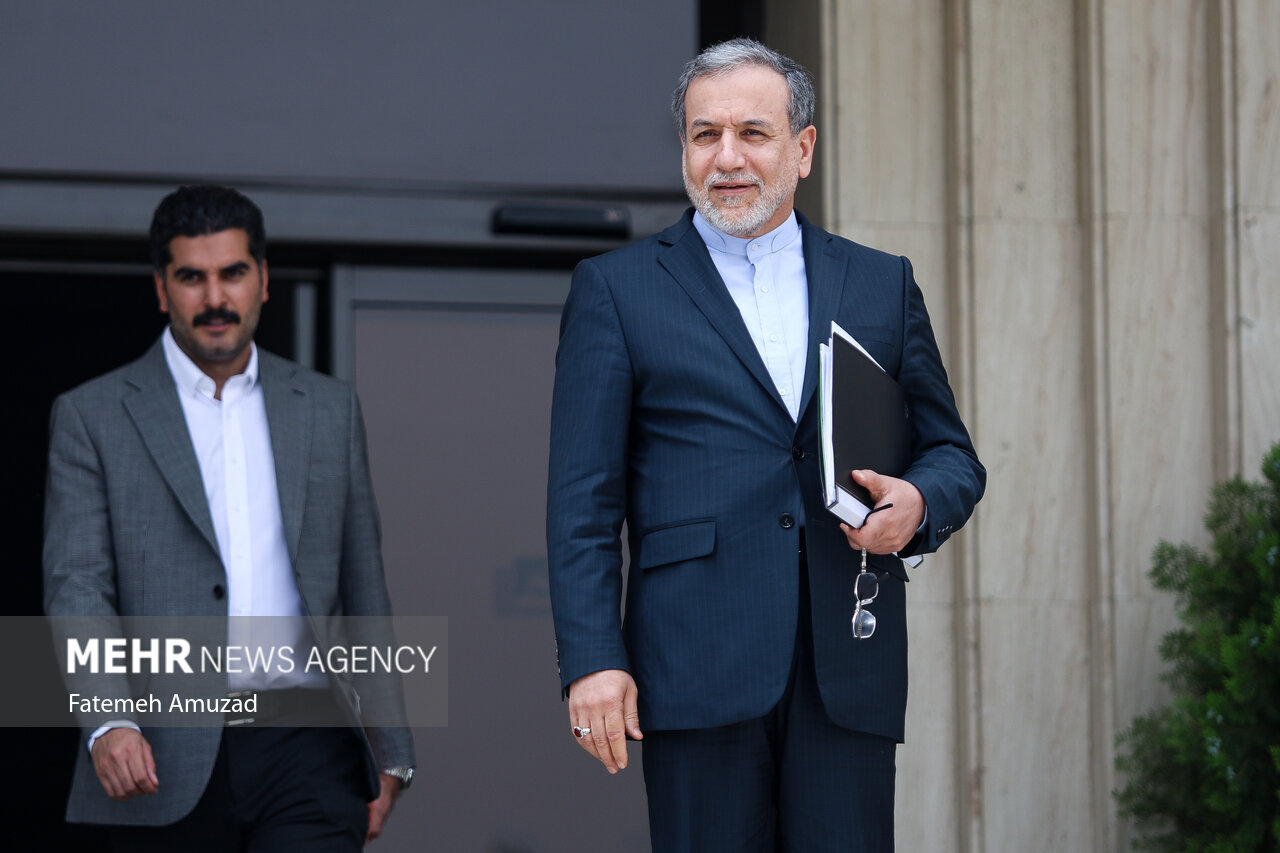 تکذیب ادعای رد و بدل شدن پیام میان ایران و آمریکا توسط عراقچی