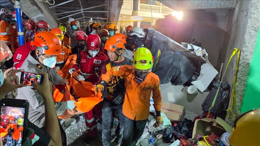 خروج ۵۳ جسد از زیر آوار مدرسه اسلامی اندونزی