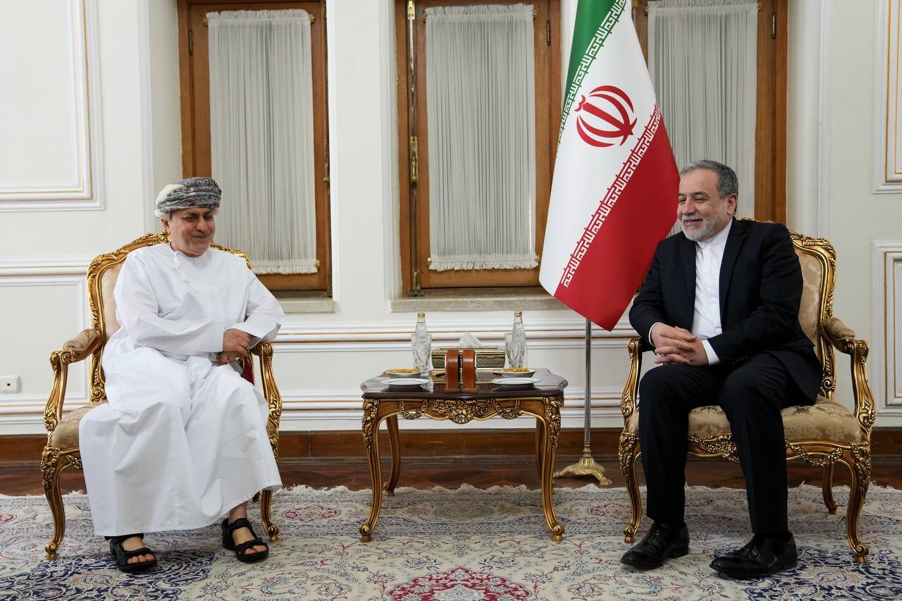 دیدار سفیر سلطنت عمان با عراقچی