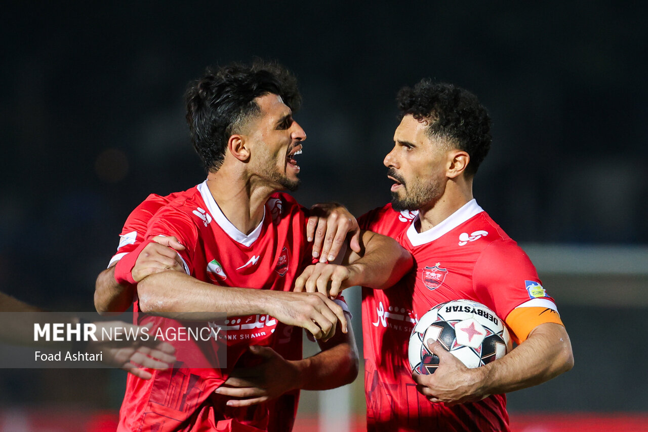 دیدار فوتبال تیم‌های پرسپولیس و گل گهر