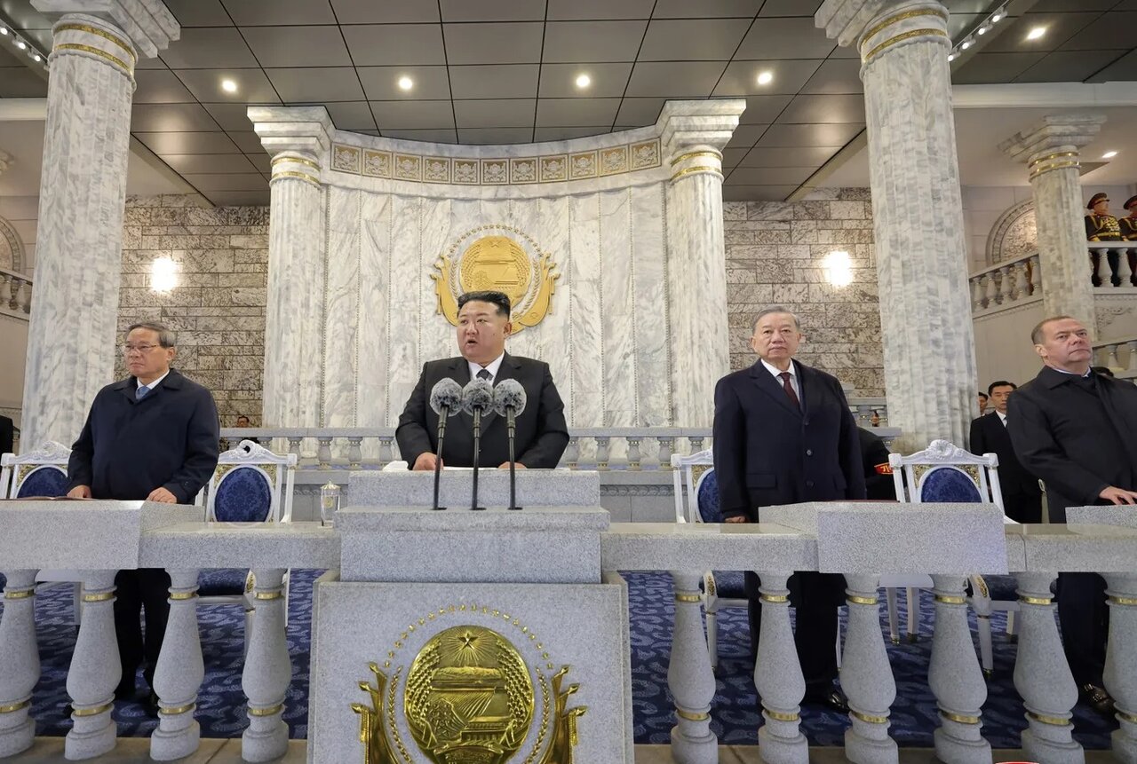 رونمایی «کیم» از قدرتمندترین موشک قاره‌پیمای کره شمالی در حضور مدودف