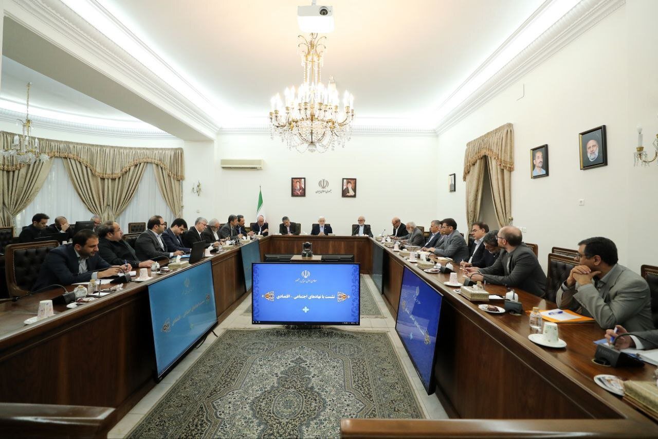 عارف: در بدنه حاکمیتی نباید پایبند نامها و جایگاهها باشیم