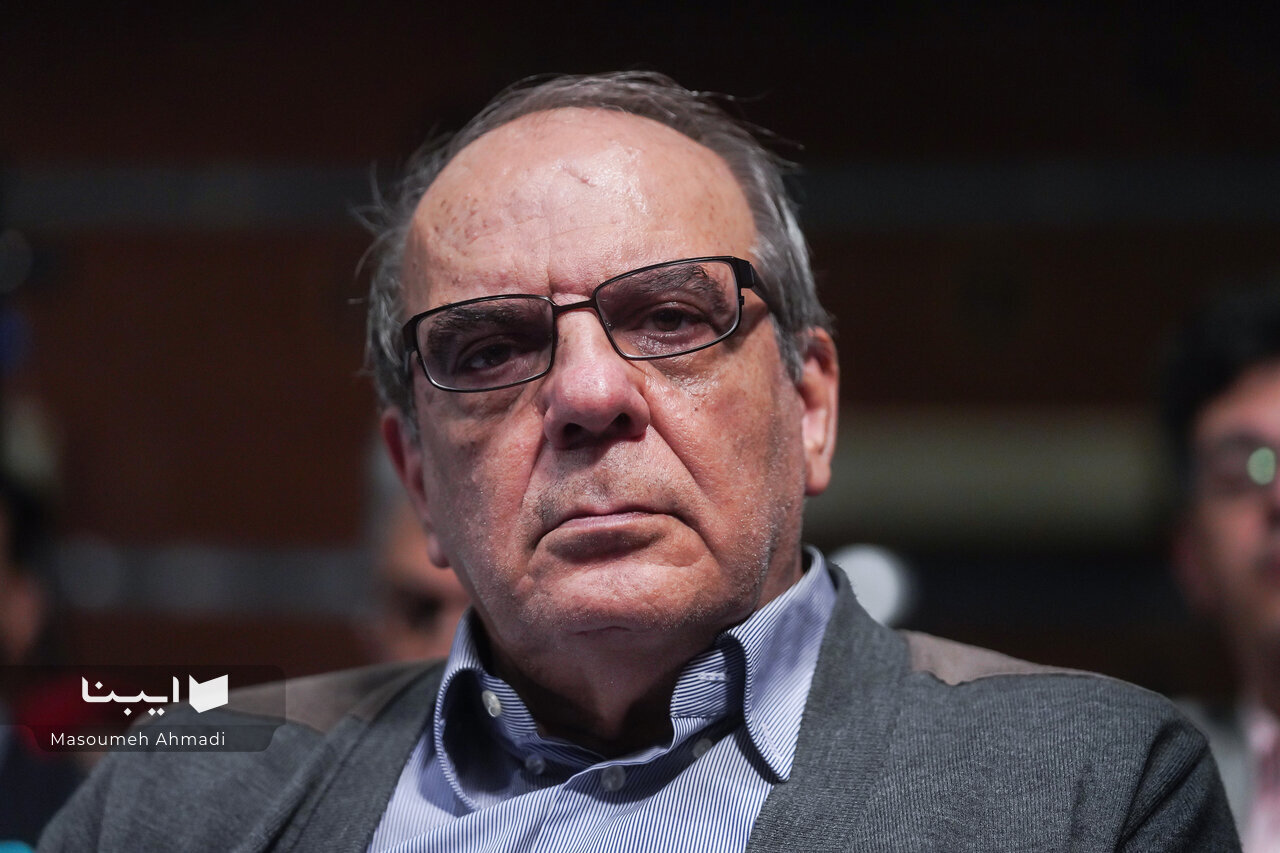 عباس عبدی: سعی می‌کنم لج مخاطب را در نیاورم / قطبی شدن موجب ناپایداری و بی‌ثباتی می‌شود/ برای کسی نمی نویسم، همیشه خودم را جای مخاطب قرار می دهم