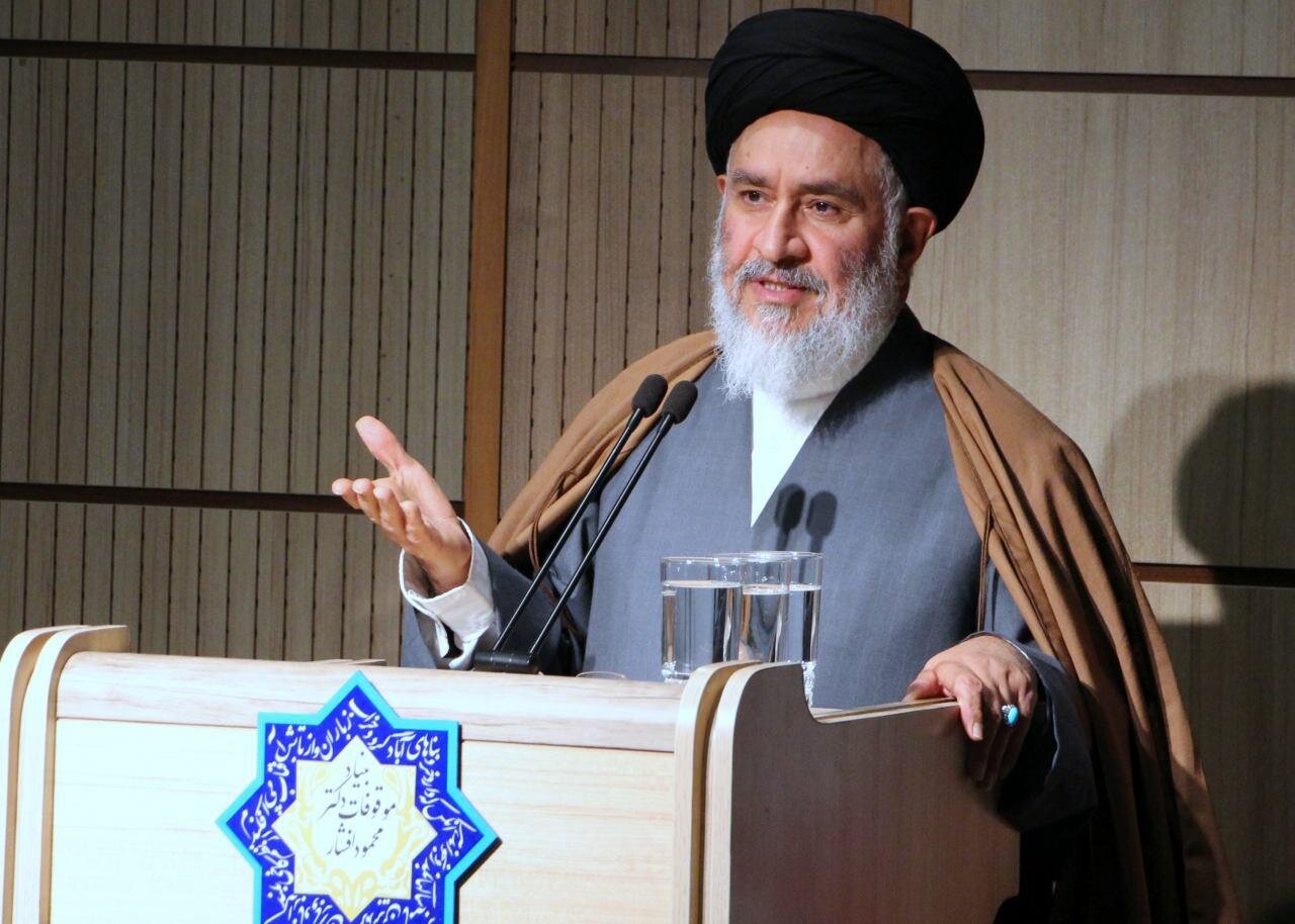 محقق داماد: ایرانی‌ها از دین خرافی متنفر و همواره دین‌داری خردمندانه داشته اند / خدا را باید با اندیشه شناخت نه با خرافات