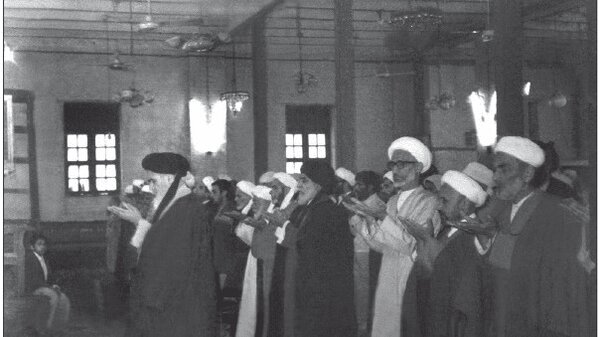 مسجدها را محکم نگه دارید و پرجمعیت کنید