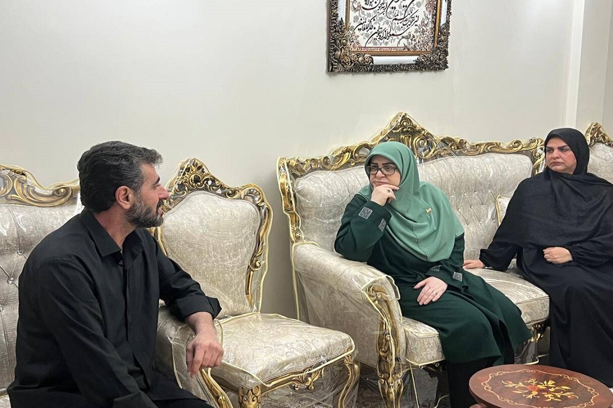 مهاجرانی به دیدار خانواده شهید «مهدی پور» رفت