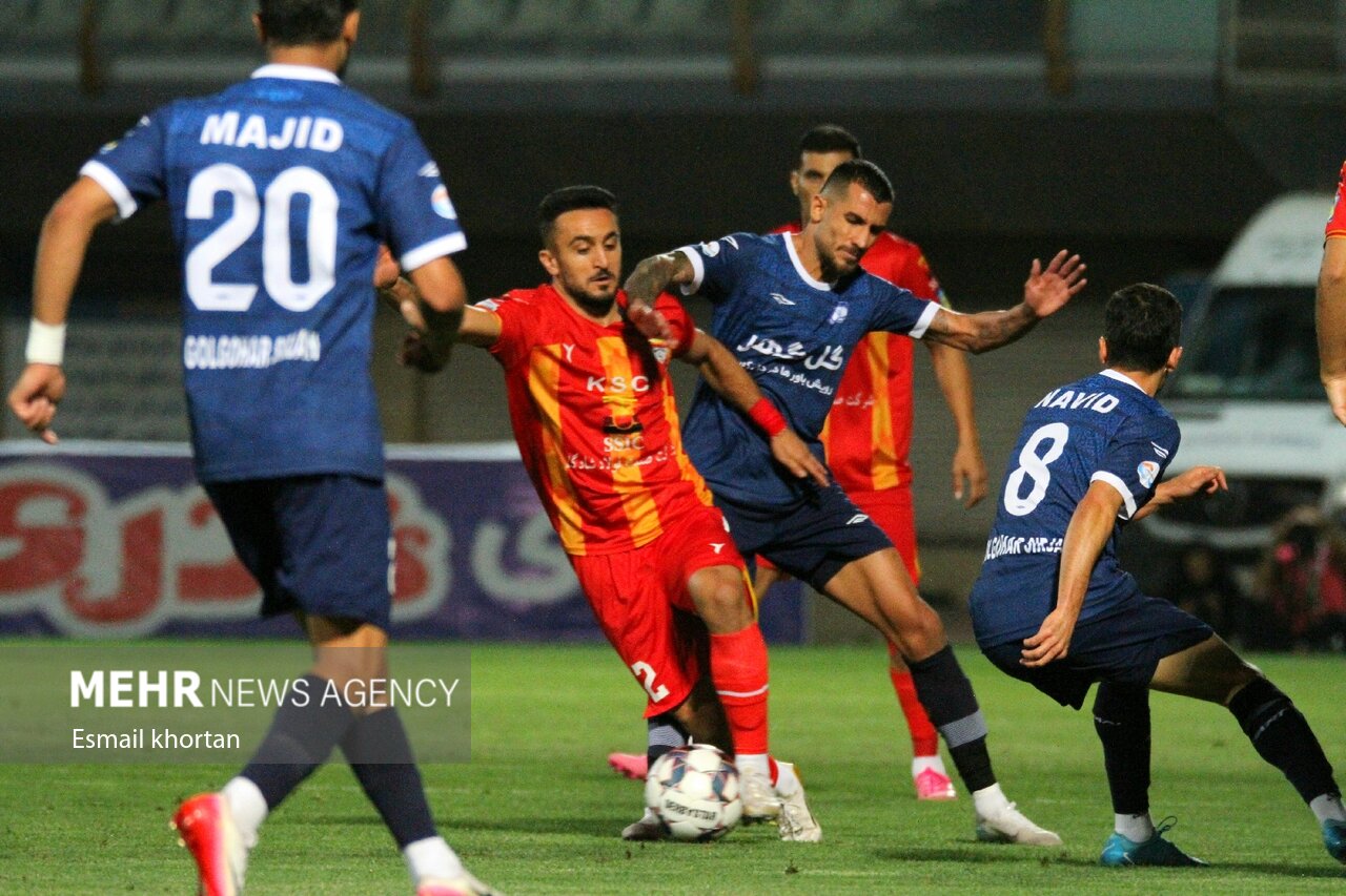 گلزن گل‌گهر به پرسپولیس: هواداران به مادر فوت شده‌ام توهین نکنند