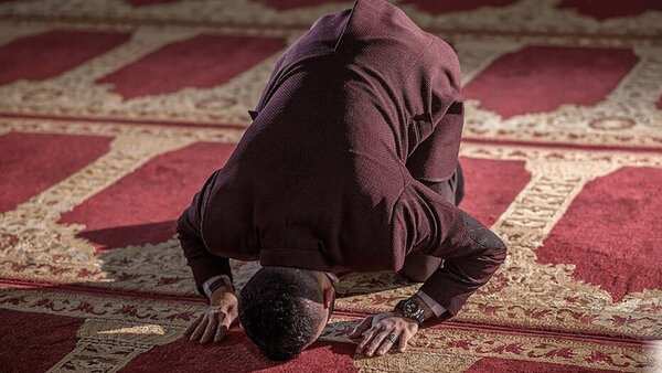 ۳ مکان غصبی که نماز خواندن در آنها باطل است